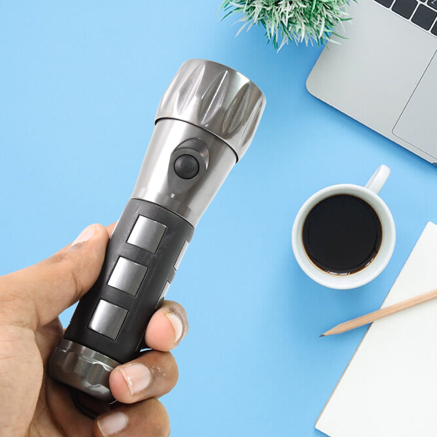 Aluminium Led/Xenon rubber grip Handtourch (3*1.5V AAA batteries / Not Included) - Springkart