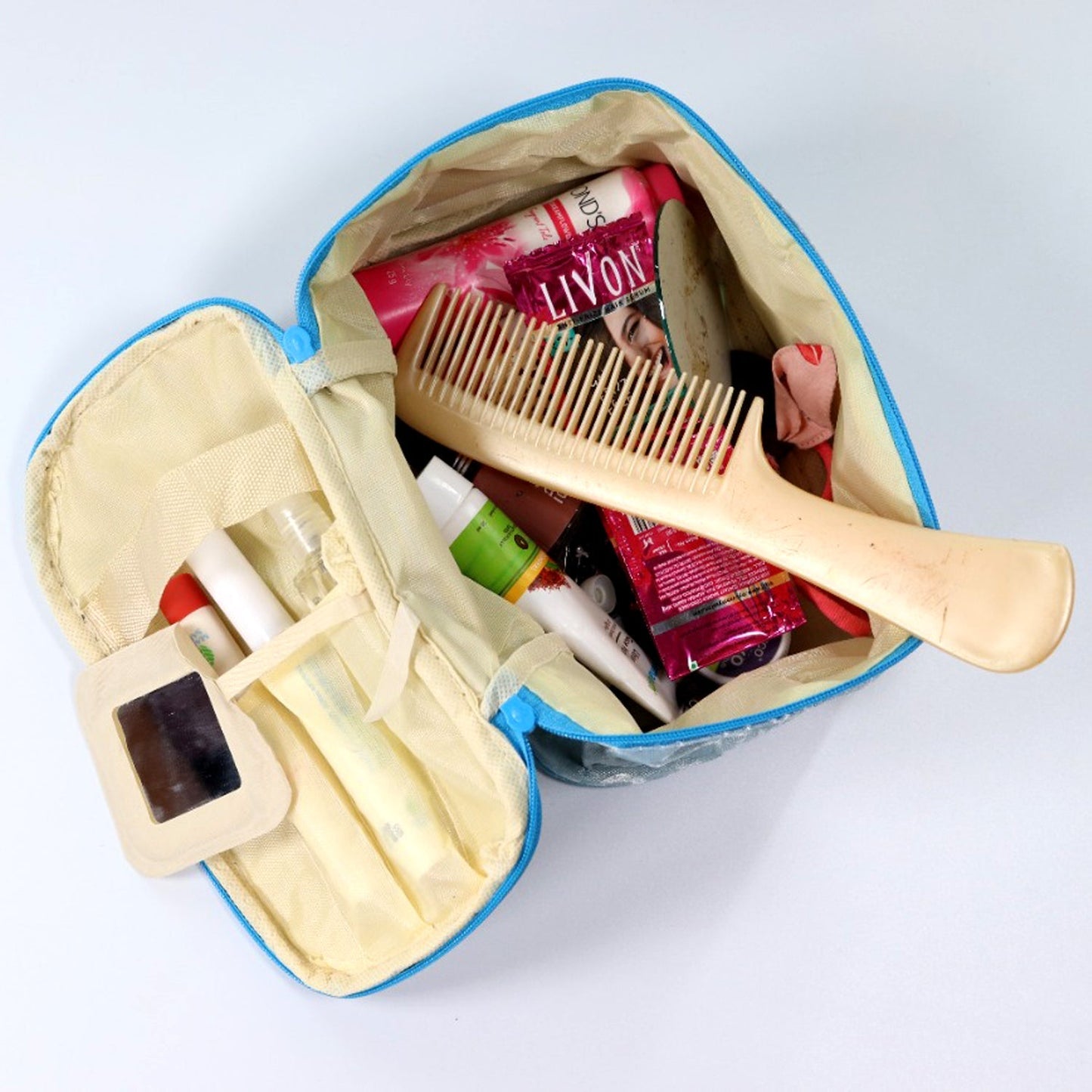 PORTABLE MAKEUP BAG WIDELY USED BY WOMEN’S FOR STORING THEIR MAKEUP EQUIPMENT’S AND ALL WHILE TRAVELLING AND MOVING. - Springkart