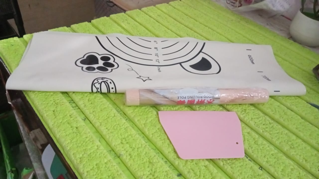 3 In 1 Heavy Silicone Baking Mat With Wooden Belan & Cake Scraper (3 Pcs Set / 70×50 CM) - Springkart