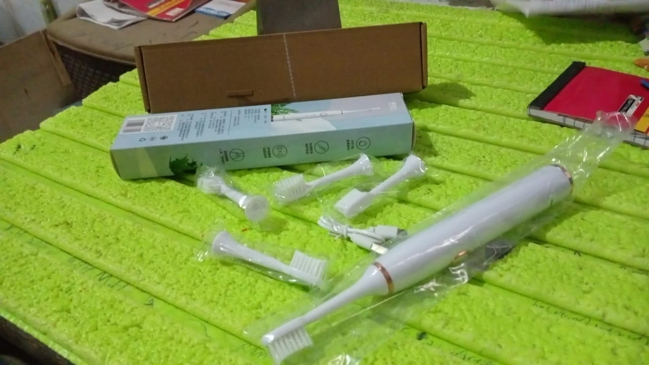 Adult Waterproof Electric Toothbrush with Extra 4 Toothbrush Head (1 Pc / USB Charging Operated / Mix Colour) - Springkart