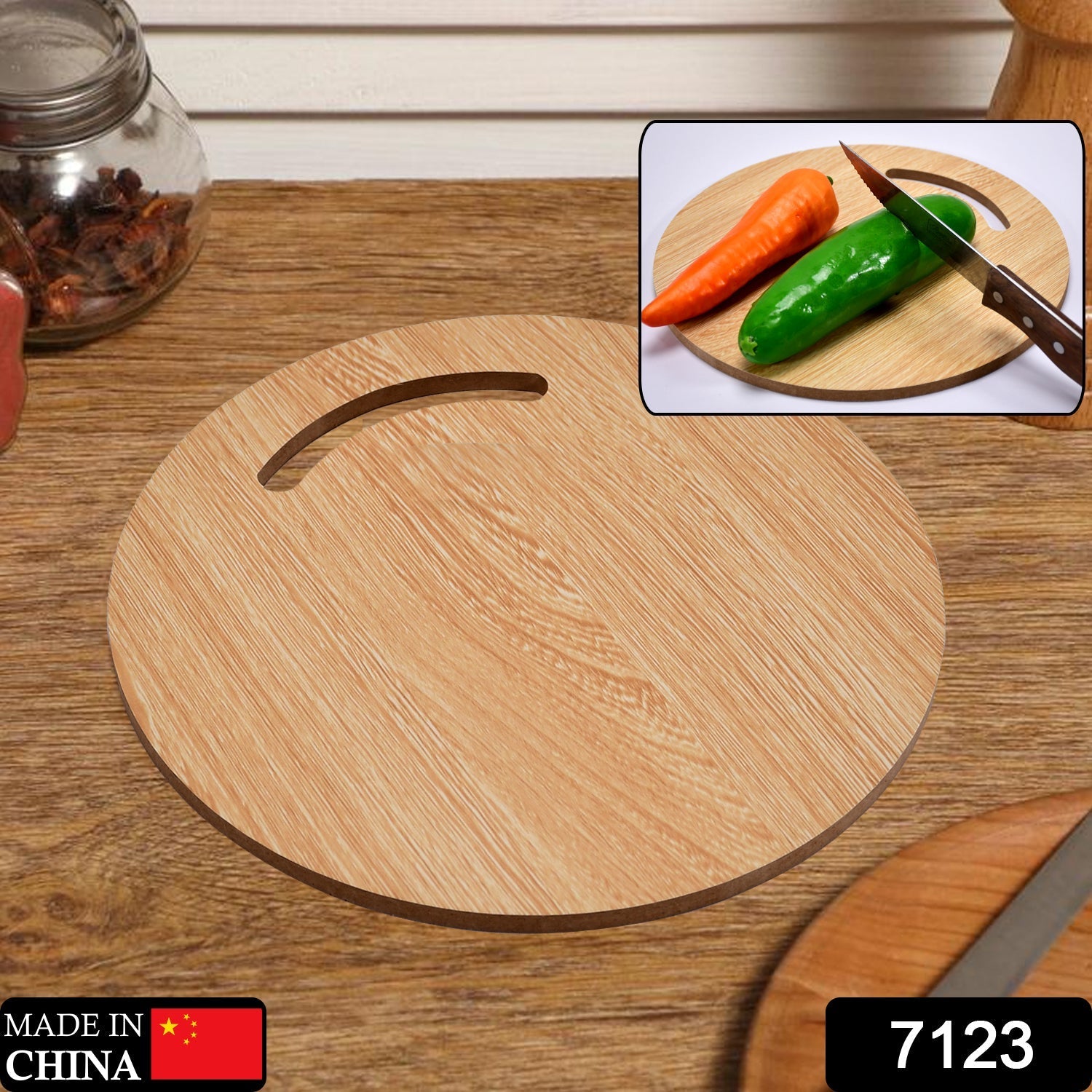 Wooden chopping board with handle