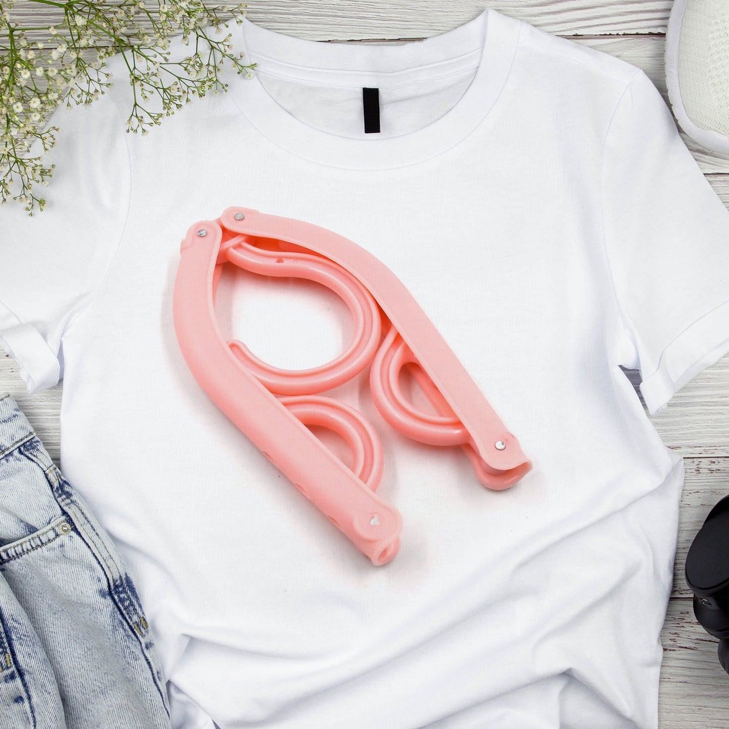 Foldable clothes hanger set, 10 pieces, designed for easy transport and use.