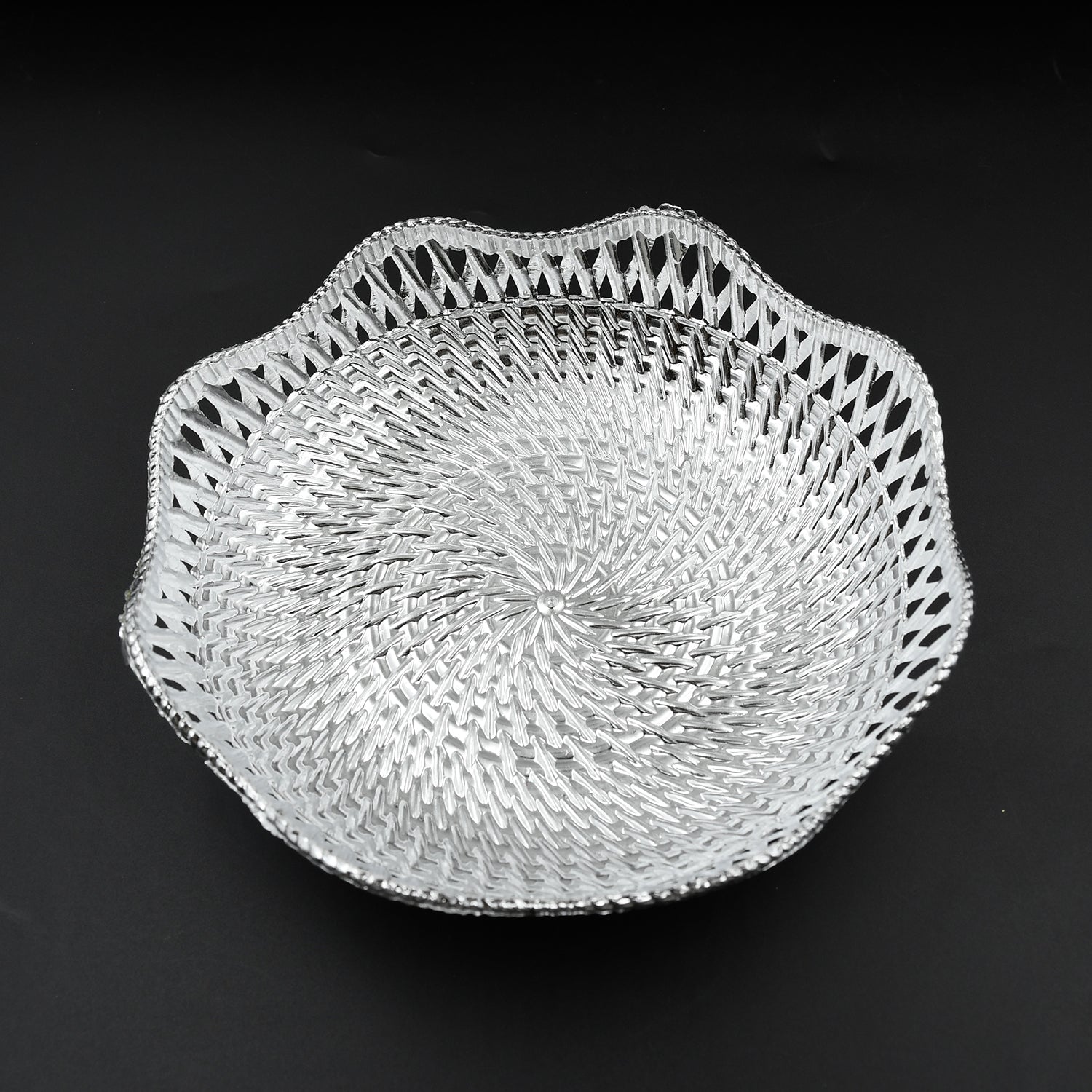 Round decorative tray for serving