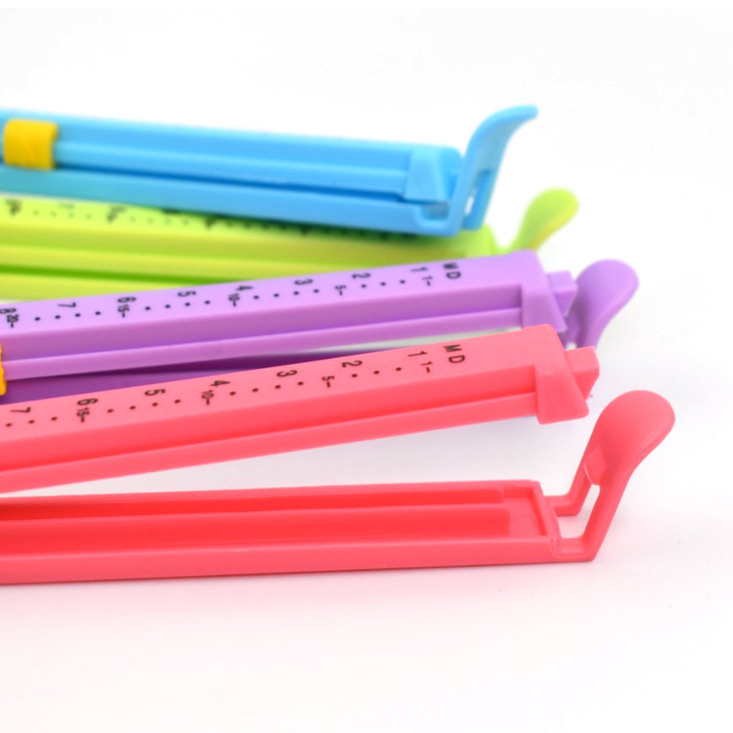 large Plastic Food Pouch Clip Sealer for Keeping Food Fresh for Home Kitchen Camping, Set of 4 (Multicolor) - Springkart 