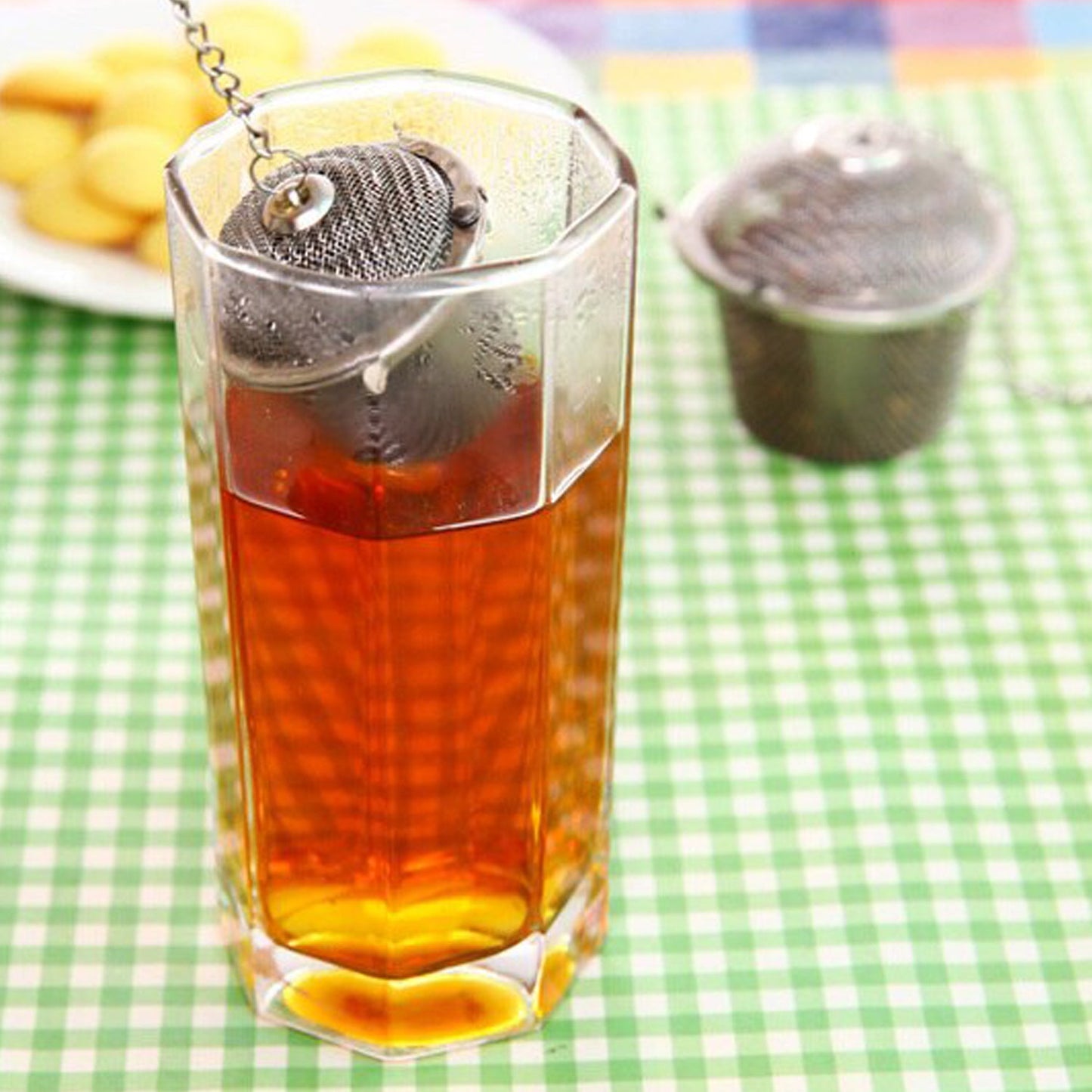 Spice and tea infuser with locking mechanism