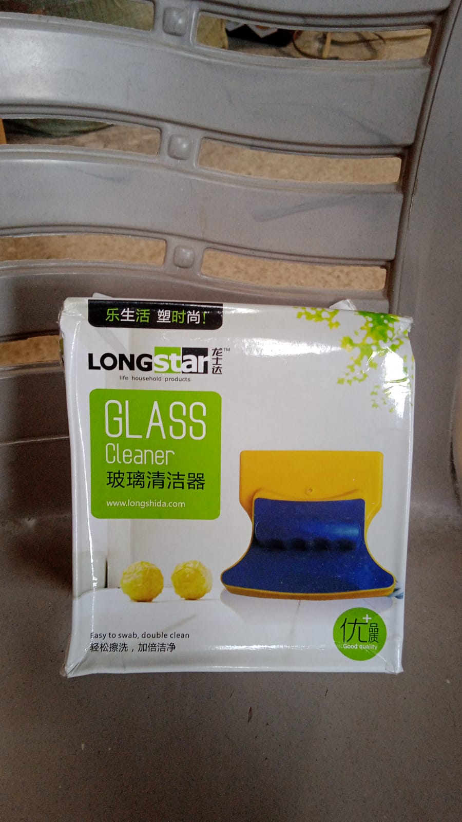 Glass cleaning tool with double-sided pads, focusing on its design for efficient cleaning of window surfaces