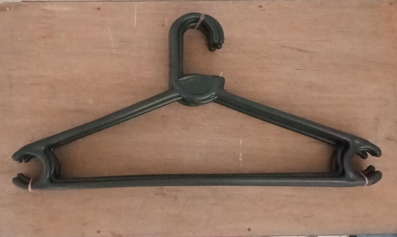 Plastic Clothes Hanger (Set of 6 Pieces) - Springkart 