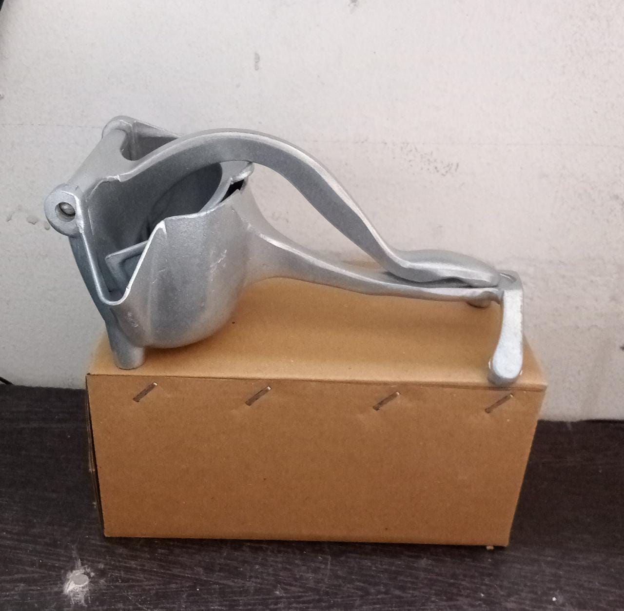 MANUAL ALUMINIUM METAL FRUIT PRESS JUICER ( BROWN BOX ) - Springkart 