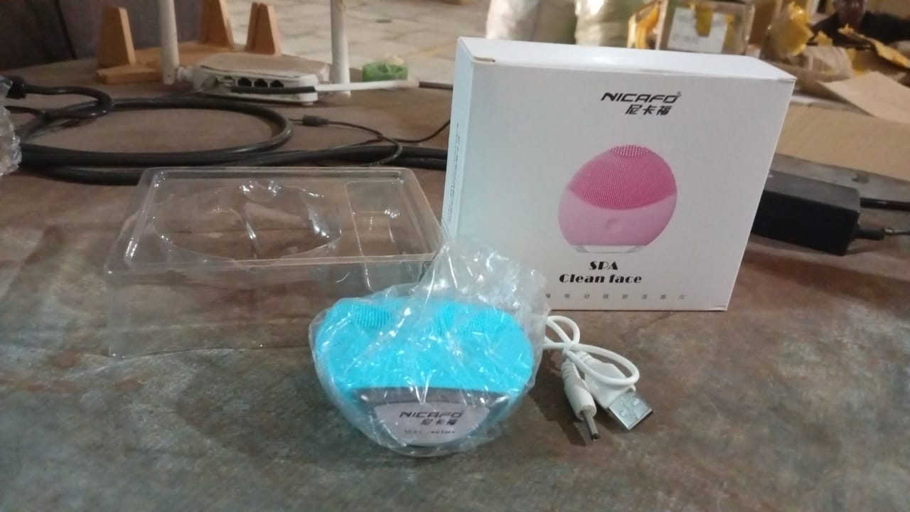 Silicone USB Facial Cleansing Brush and Face Massager (1 Pc) - Springkart 