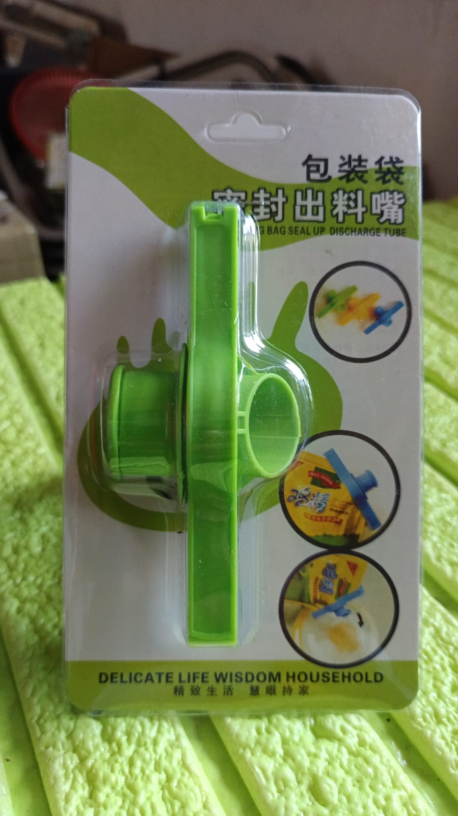 Food Storage Sealing Clip Solid Color Seal Pour Bag Clip Snack Bag Clip Food Bag Sealing Clip Sealing Clamp with Cap Kitchen Chip Bag Clips (1 Pc) - Springkart 