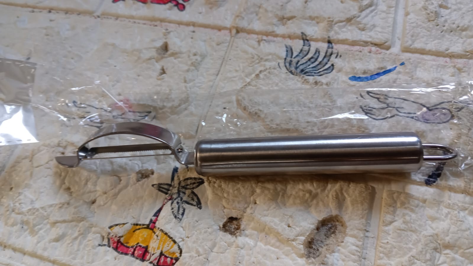 Kitchen Vegetable Peeler, Fruit Peeler, Ergonomic Handle Safe and Easy to Use for Potatoes,Apples,Pears Tomatoes,Carrots,Cucumbers Kitchen Accessory, Kitchen Gadgets (1 Pc) - Springkart 