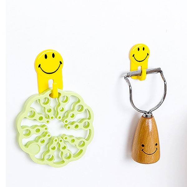Plastic Self-Adhesive Smiley Face Hooks, 1 Kg Load Capacity (6pcs) - Springkart 
