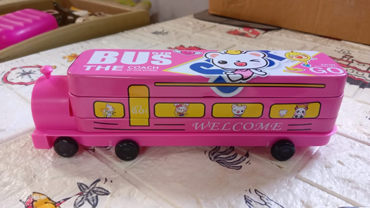 Bus-shaped pencil case with movable wheels, double decker.