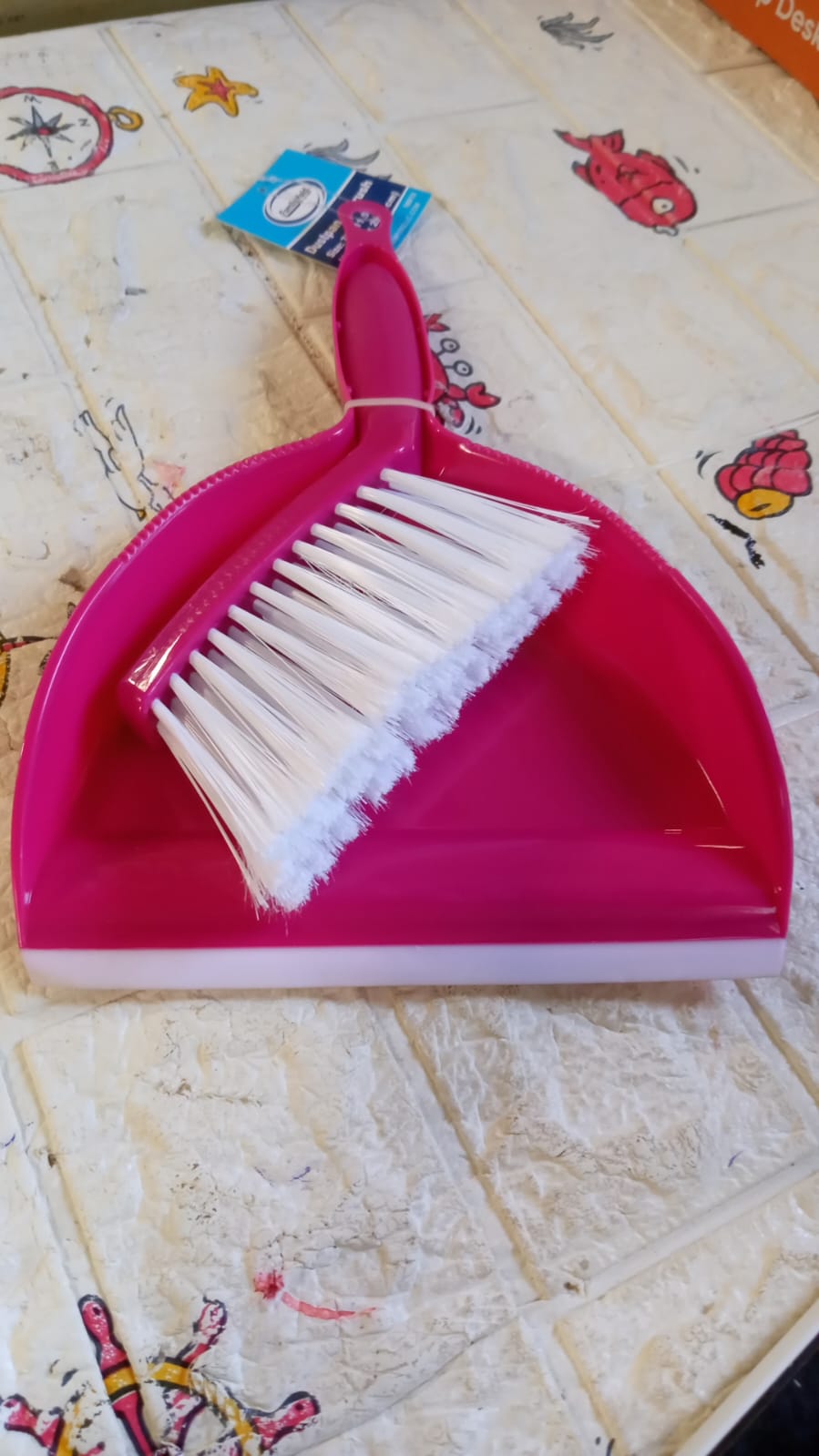 Compact cleaning set with dustpan and broom