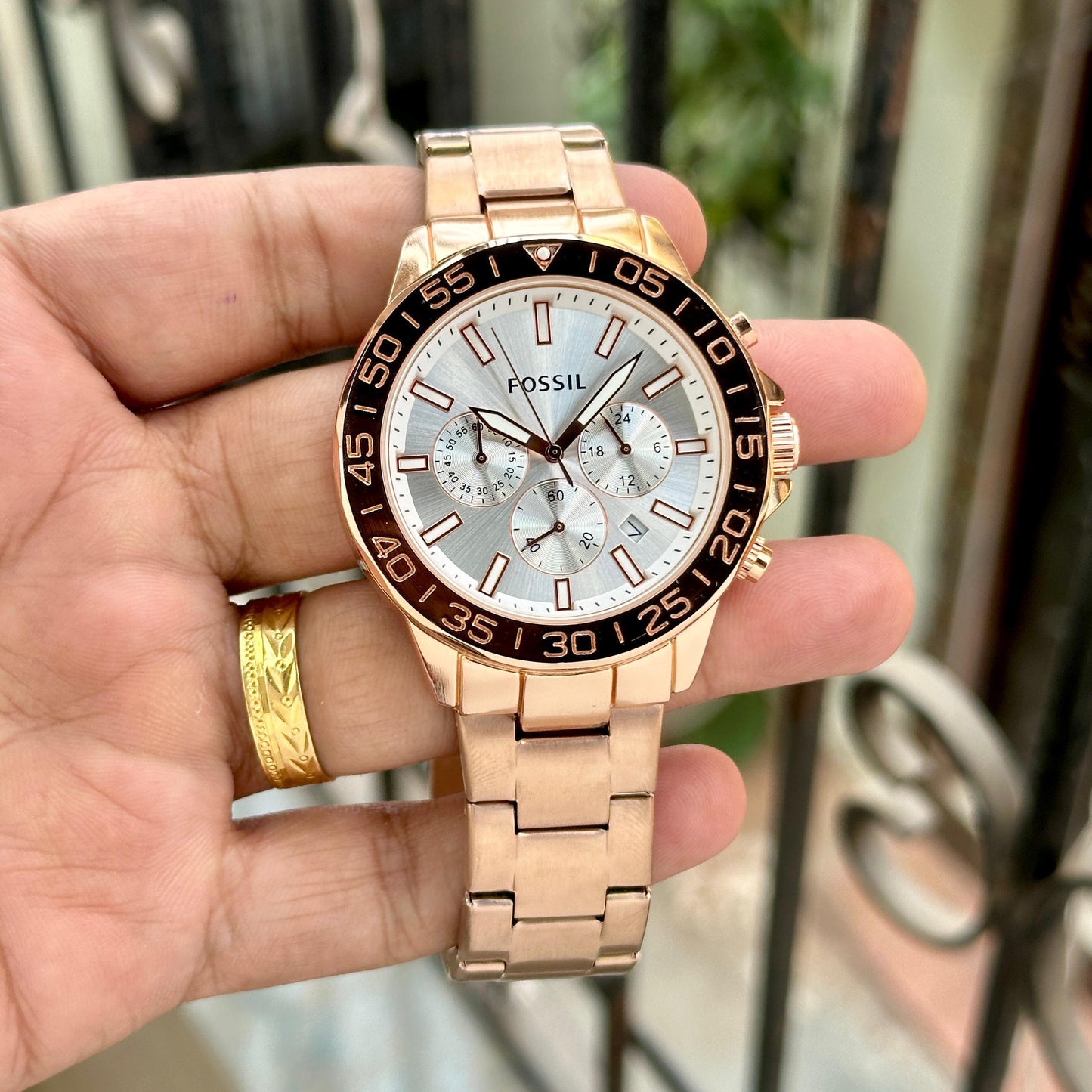 Fossil Bannon timepiece is expertly crafted with a Rosegold 3 Link Metal Strap