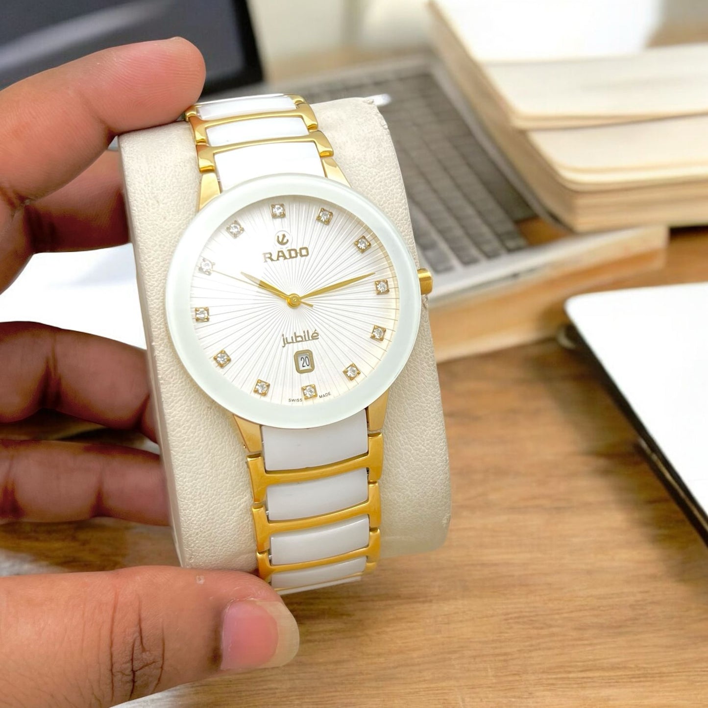 The Rado Elegant Ceramic chain True Round scratch-resistant.