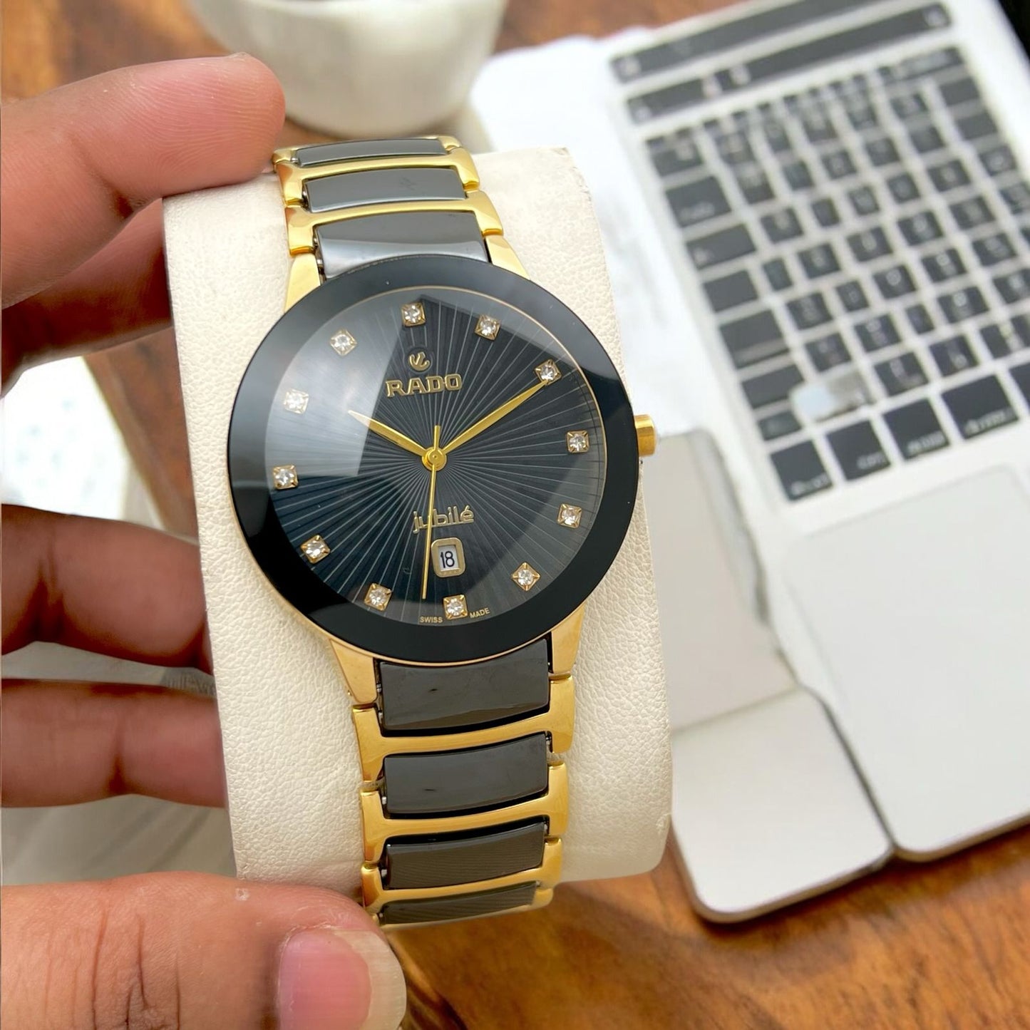 The Rado Elegant Ceramic chain True Round scratch-resistant.