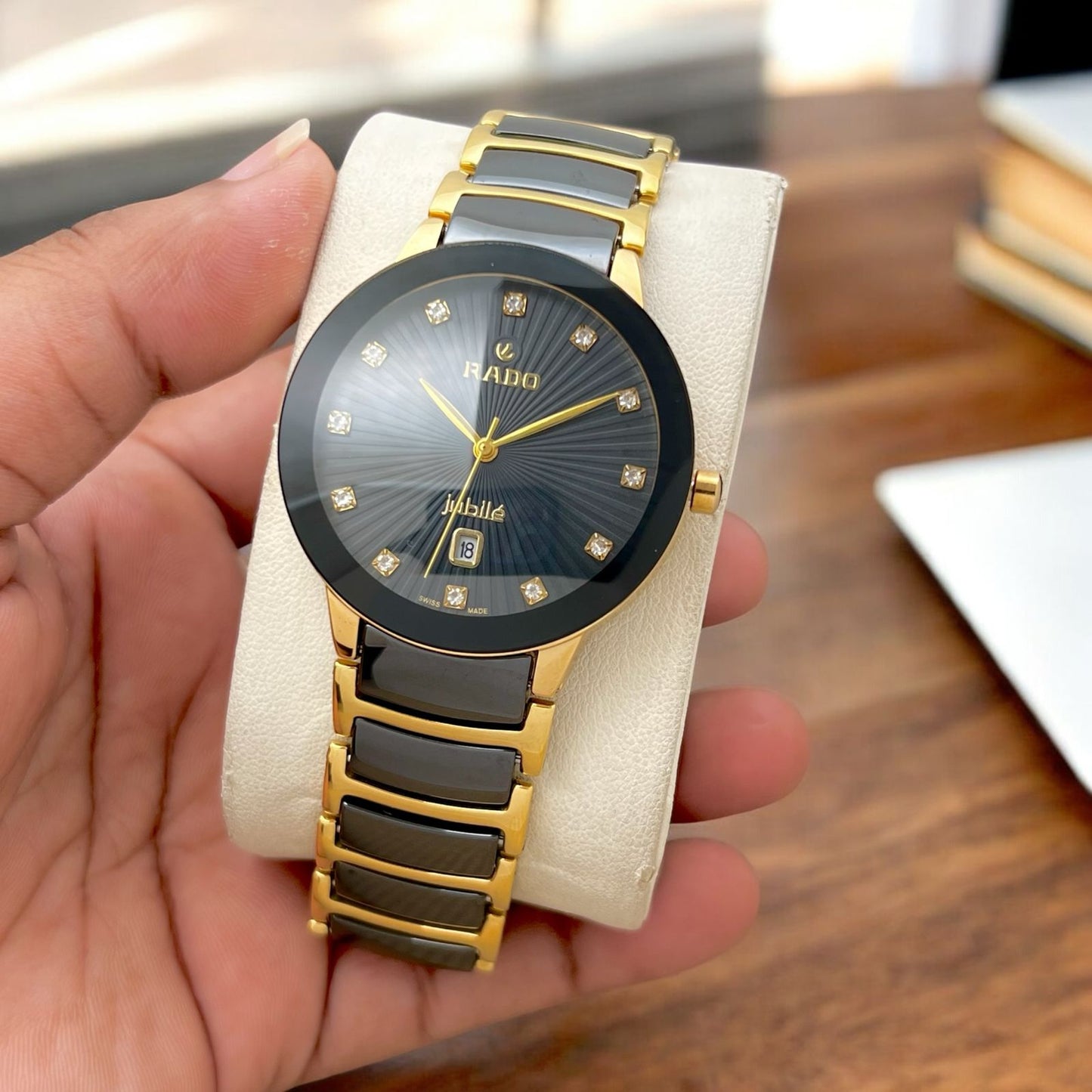 The Rado Elegant Ceramic chain True Round scratch-resistant.