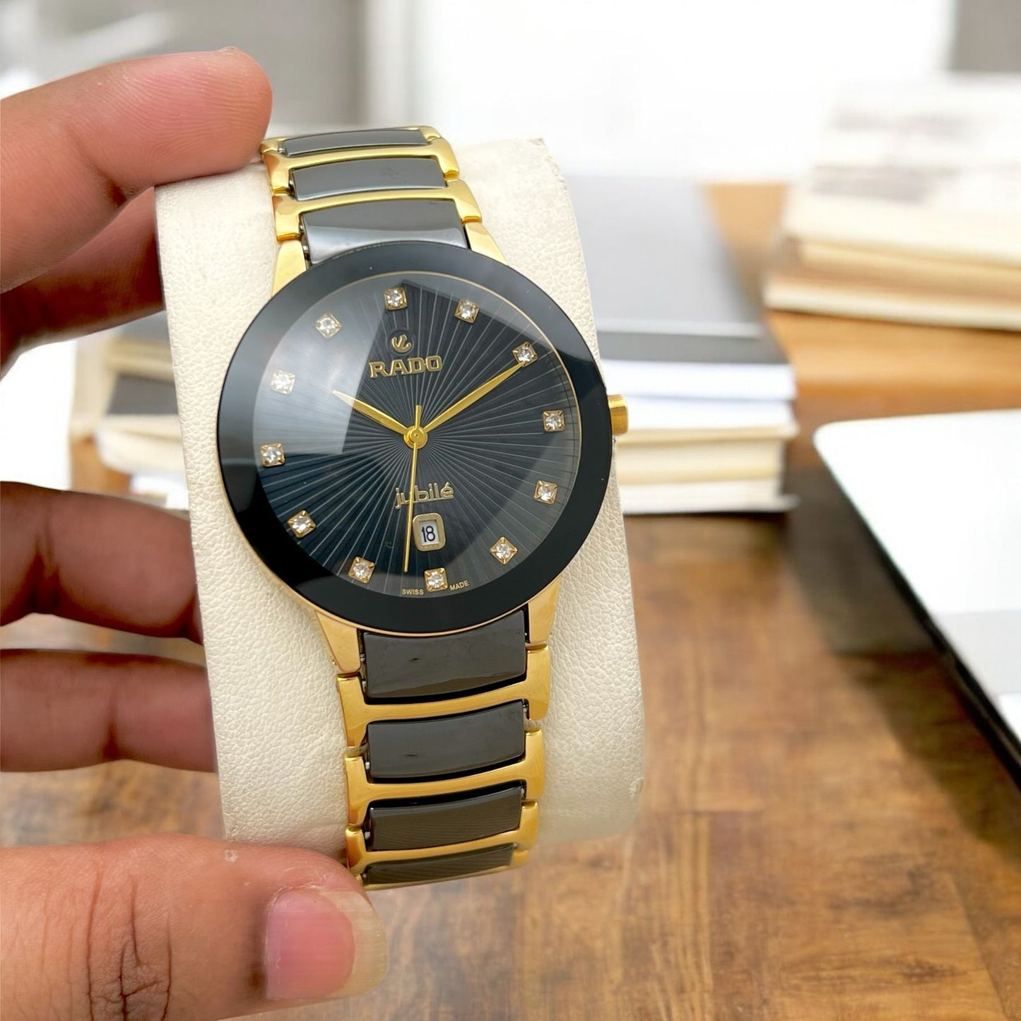 The Rado Elegant Ceramic chain True Round scratch-resistant.