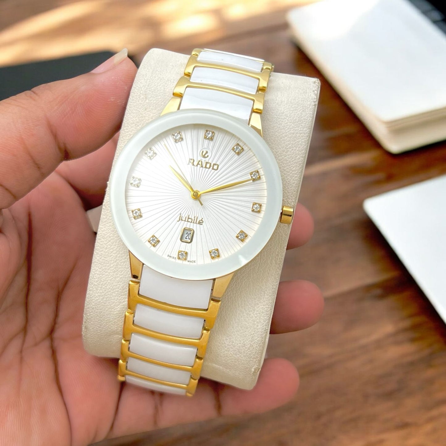 The Rado Elegant Ceramic chain True Round scratch-resistant.