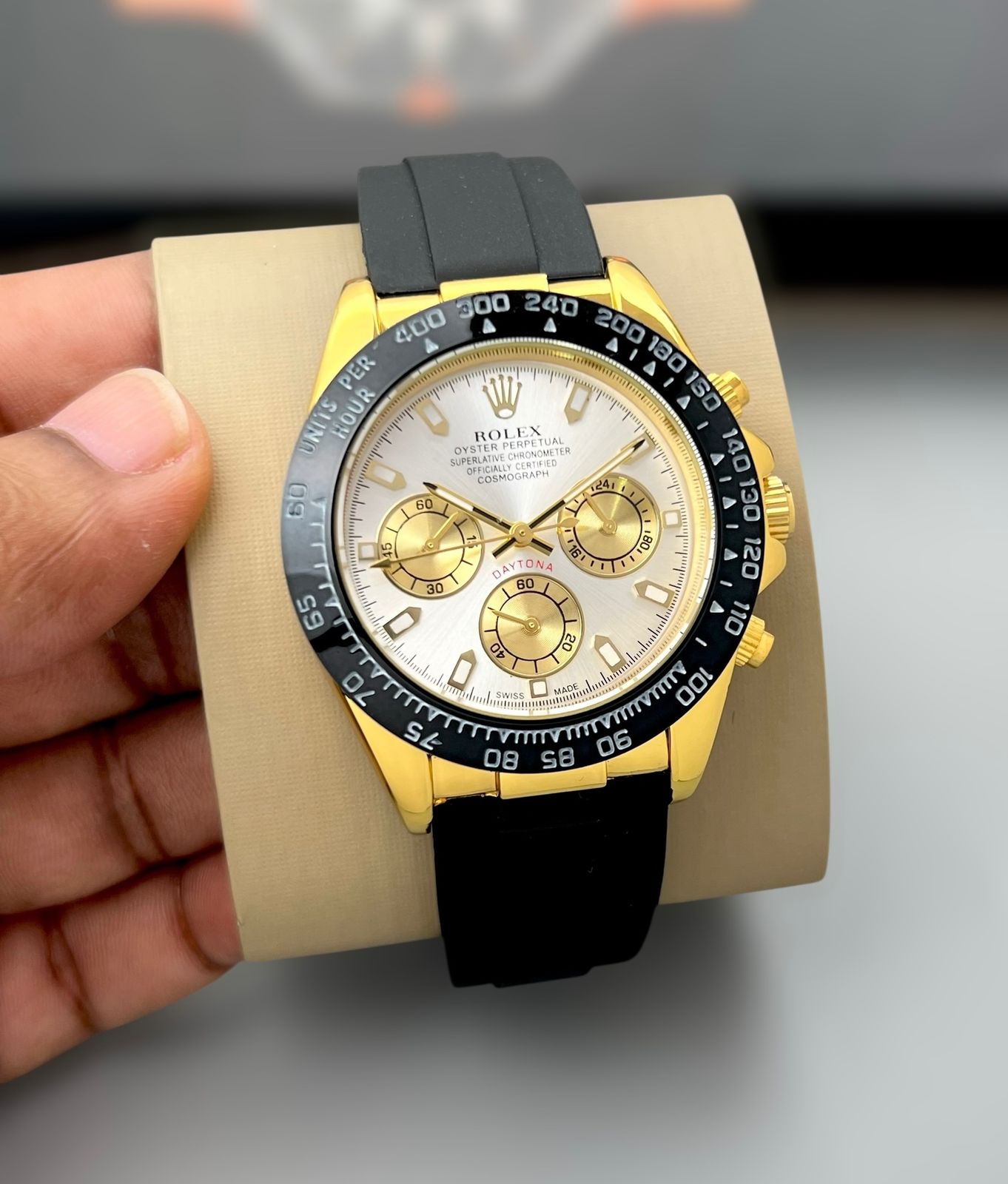 Classic style meets supper functional the iconic fluting found on many Rolex classic watches.