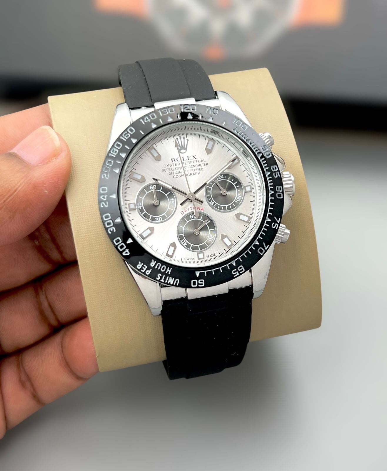 Classic style meets supper functional the iconic fluting found on many Rolex classic watches.