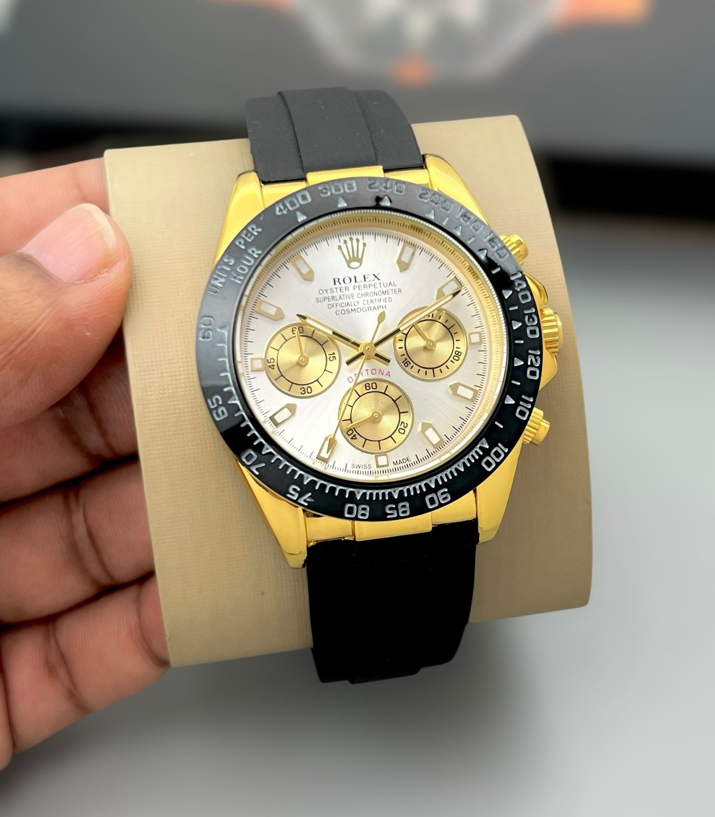 Classic style meets supper functional the iconic fluting found on many Rolex classic watches.