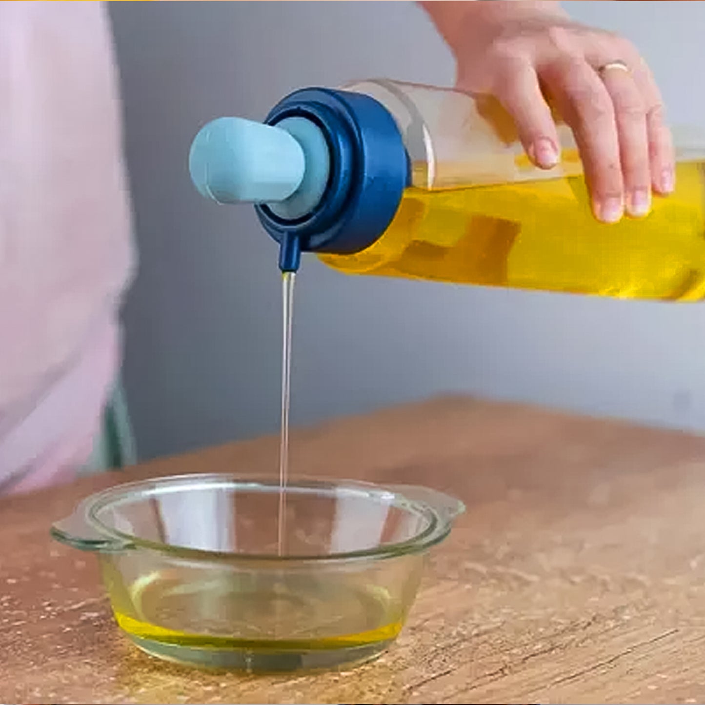 2 In 1 Transparent Oilar Dispenser With Silicone Oil Dropper Nozzle (1 Pc With Brush 1 Ltr.) - Springkart 