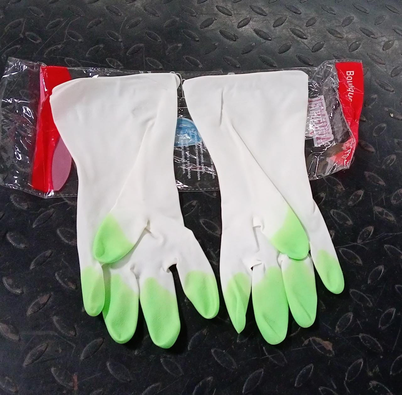 Reusable elbow-length cleaning gloves, made of rubber latex and PVC, for household chores.