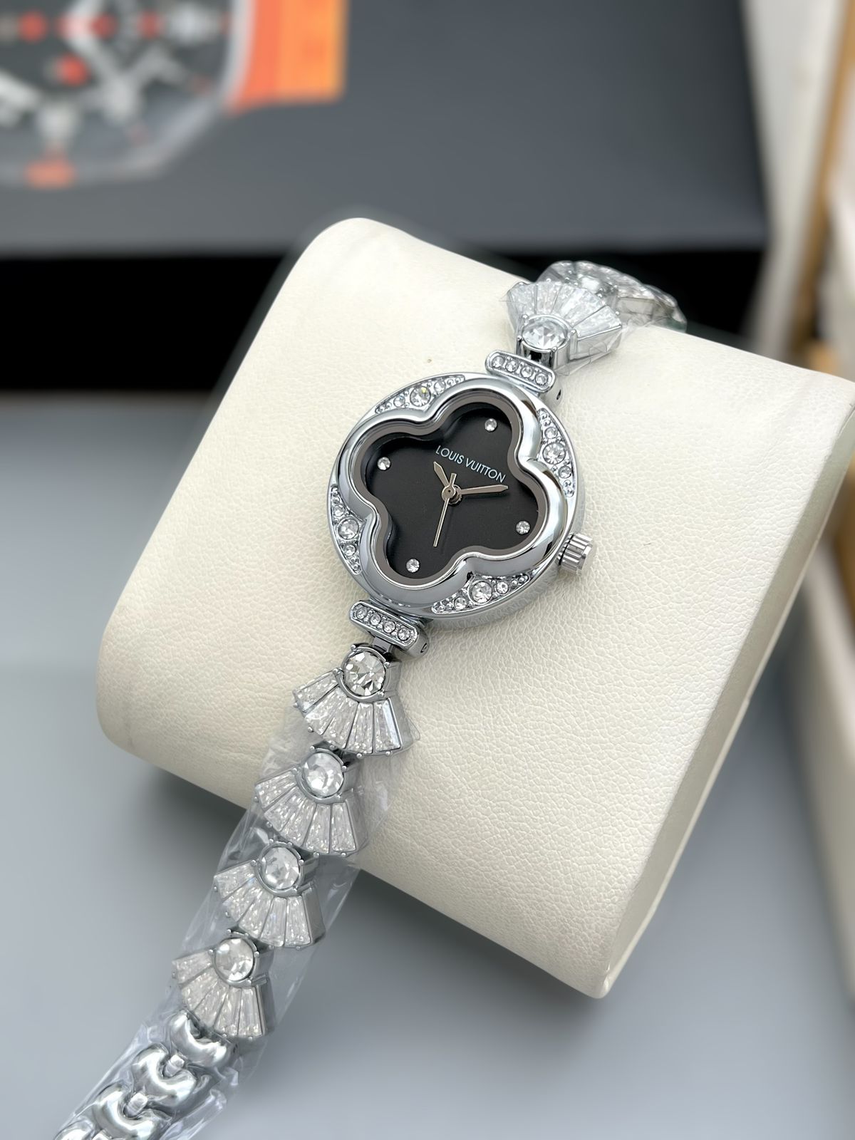 LOUIS VUITTON PREMIUM Green Dial Diamond LADIES WATCH