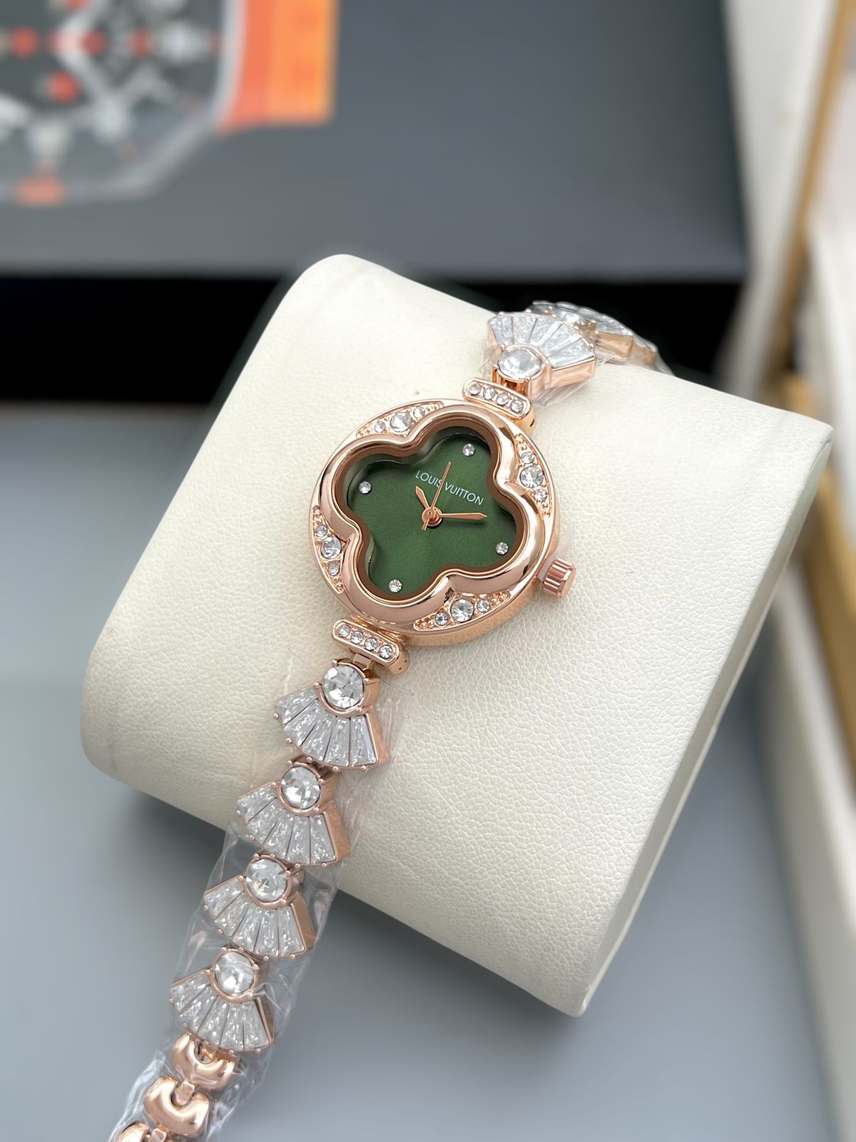 LOUIS VUITTON PREMIUM Green Dial Diamond LADIES WATCH