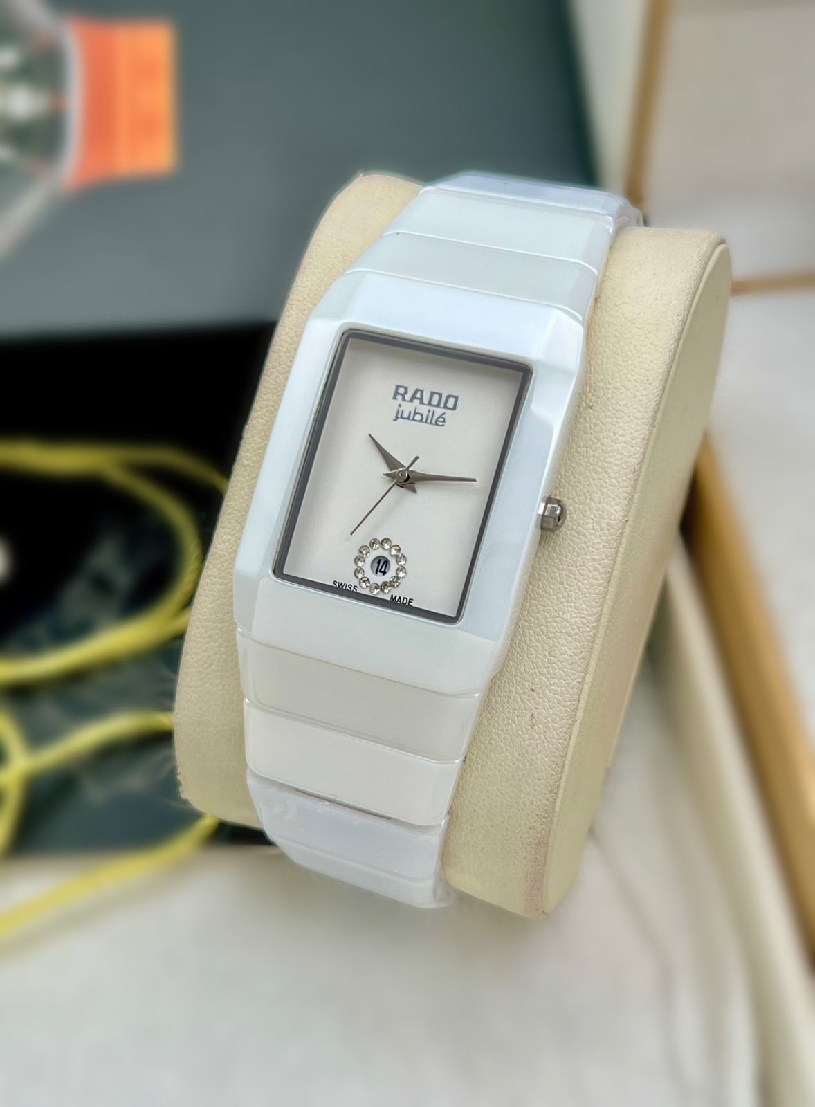 The Ceramic Rado jubilé True Round combines elegance with durability