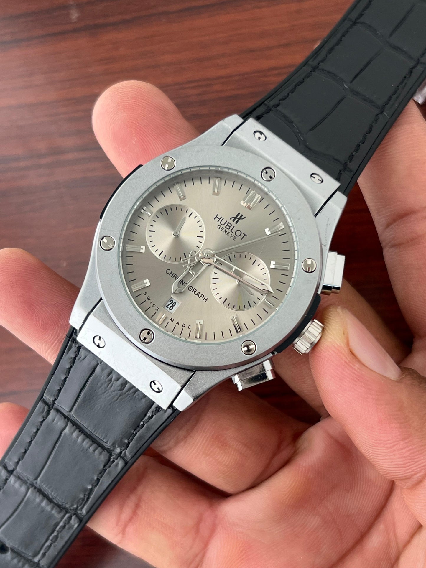 ✅ *Hublot Big Bang 5 Hand all shining Full Black, iconic  Strap collection (White Dial)
