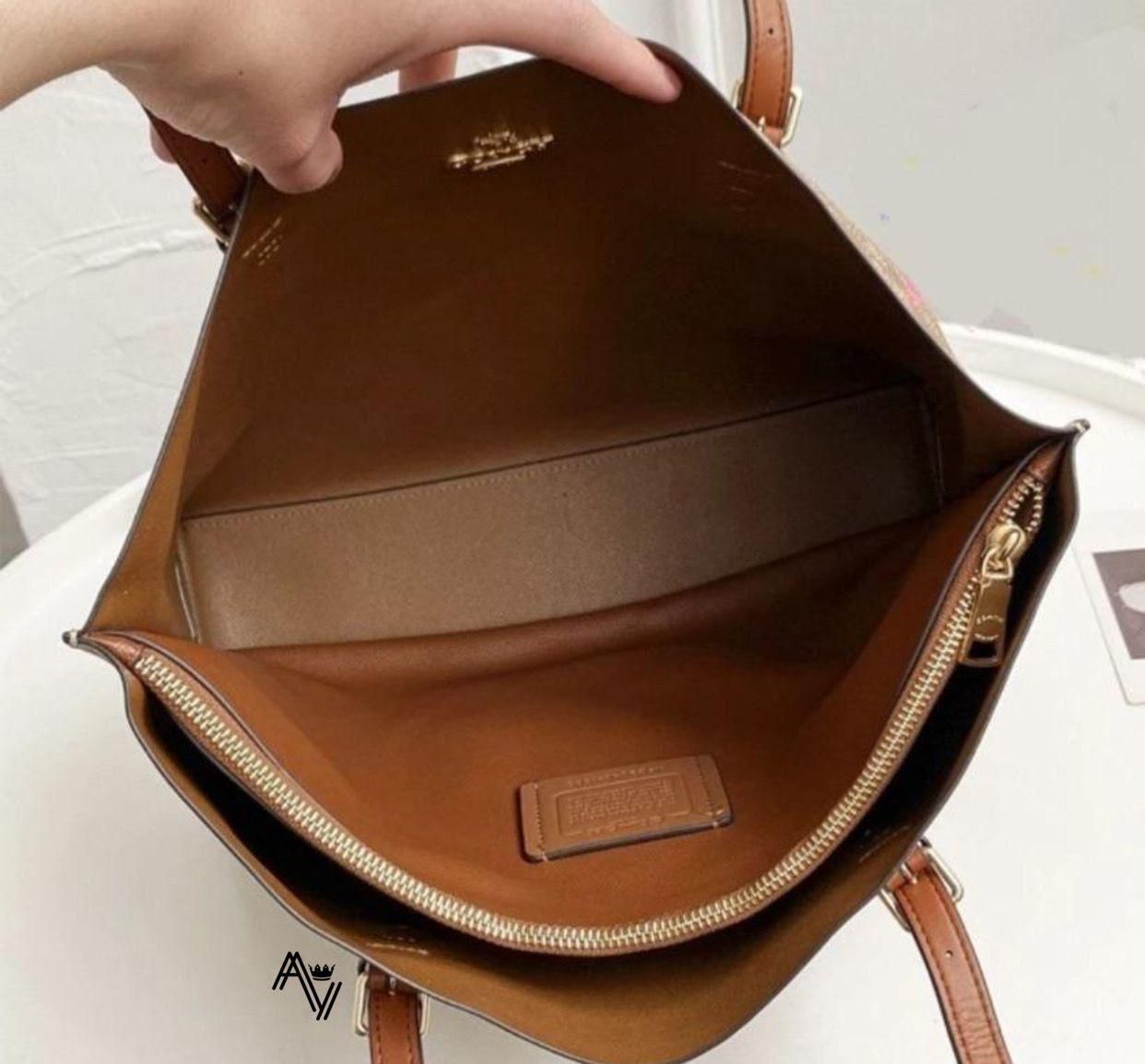 COACH  MOLLIE  TOTE  2025