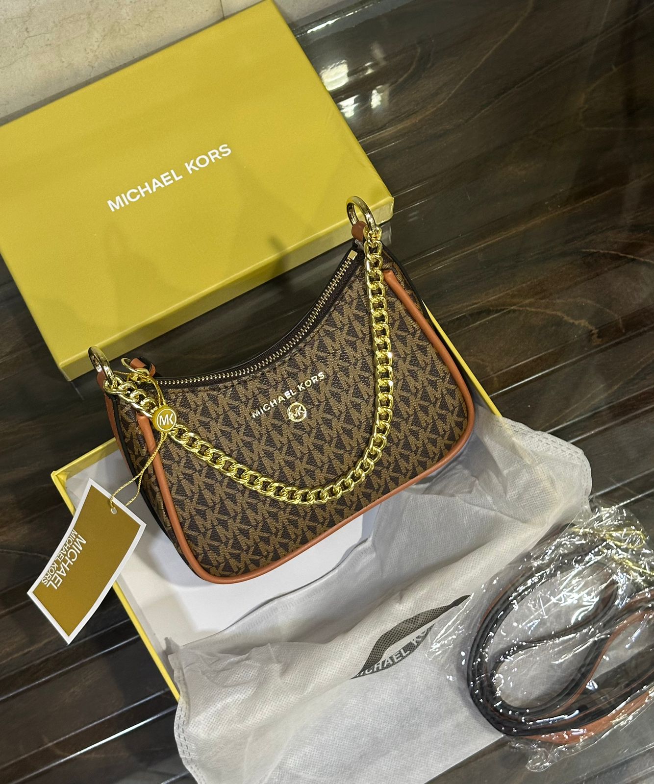 MICHAEL KORS JET SET CHARM LOGO PRINT SHOULDER BAG