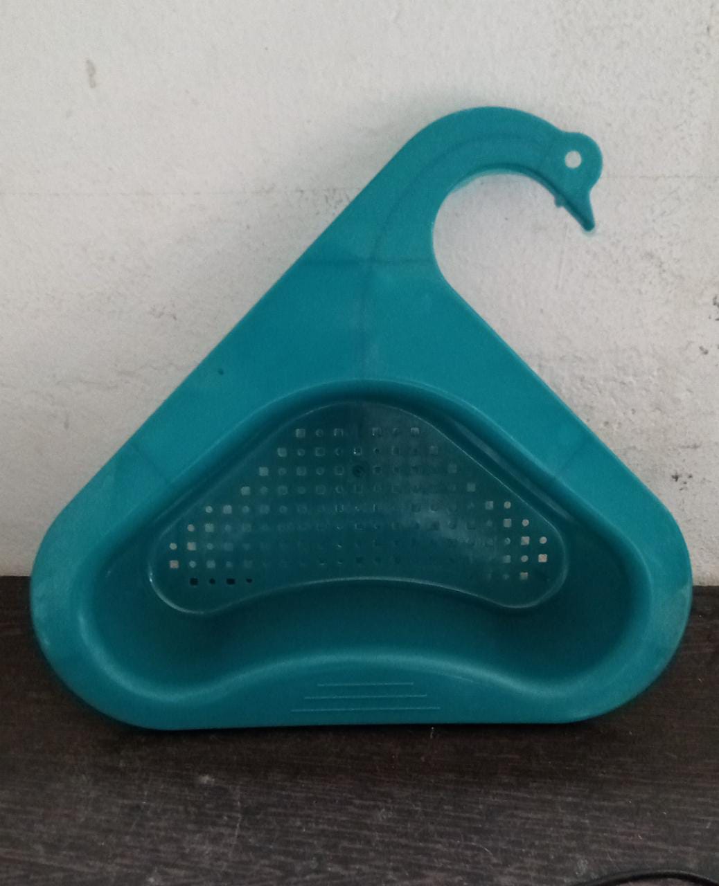 Swan-shaped strainer for wash basins and sink drainage