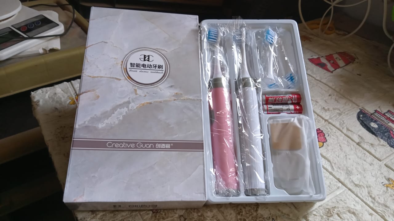 Adult Waterproof Electric Toothbrush Strong Sonic Charging with 4 Toothbrush Head and a toothbrush holder - Springkart 