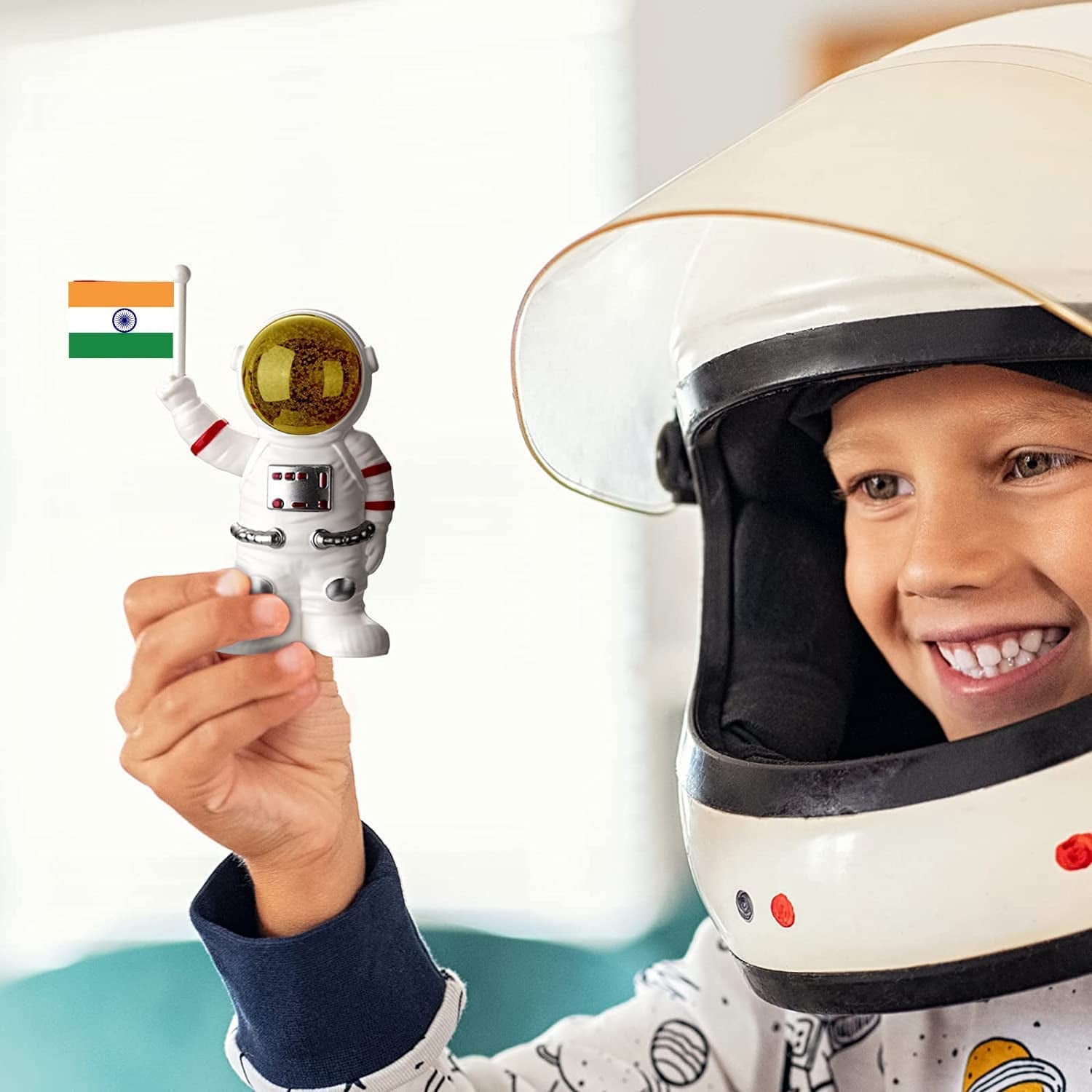 Solar Power Astronaut Ornament Moving Hand With Indian Flag (1 Pc) - Springkart 
